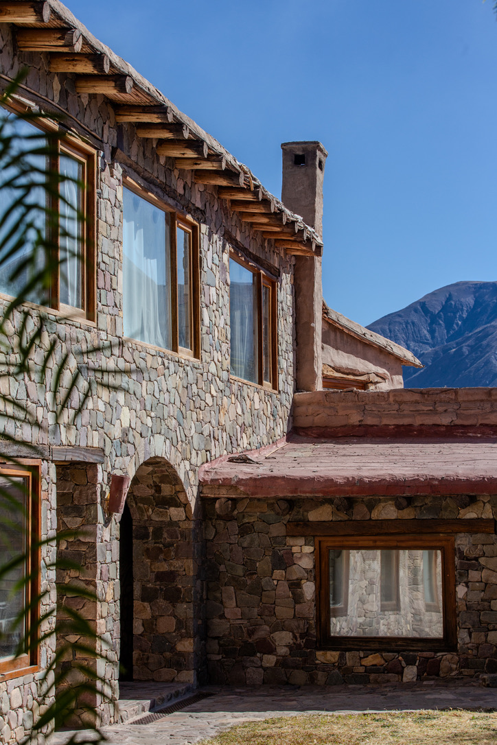 Fachada del Refugio del Pintor — adobe, piedra y madera en Tilcara